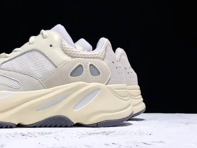 Yeezy Boost 700 Adidas EG7596 Analog 0704